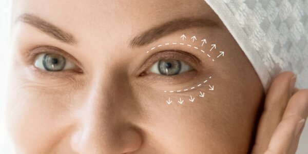 Kobiece oczy w opadającą powieką