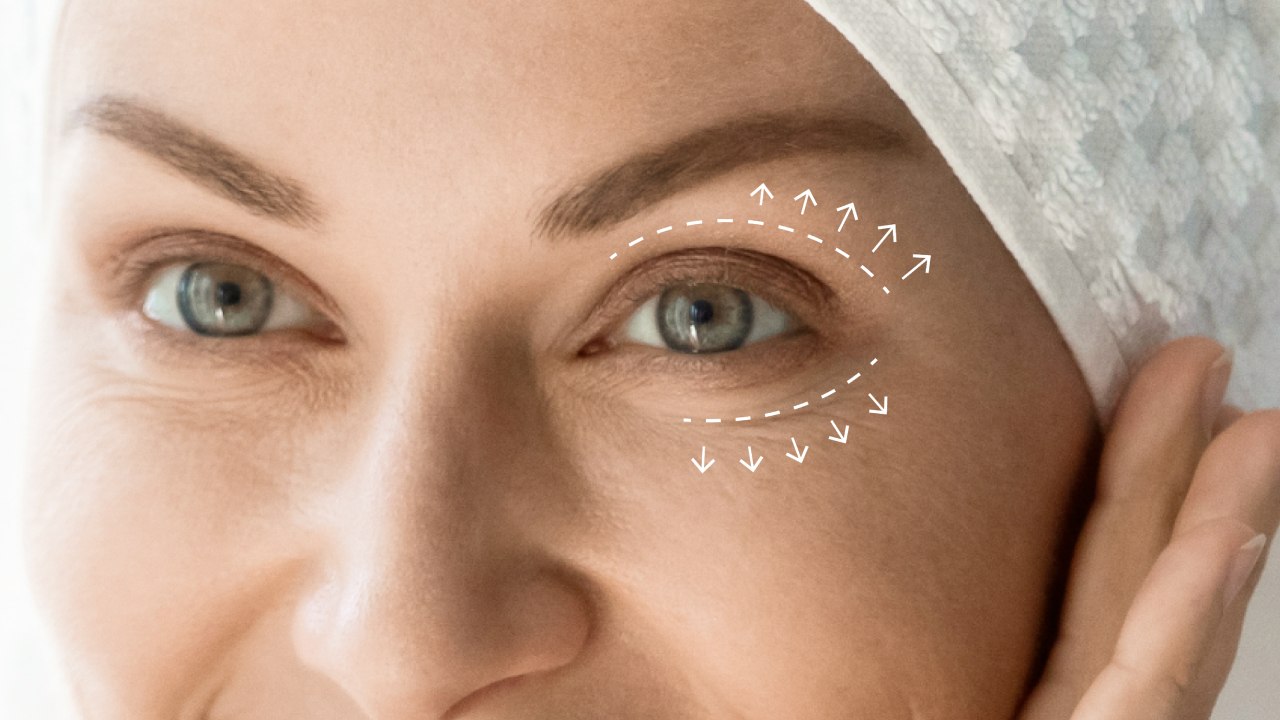 Kobiece oczy w opadającą powieką